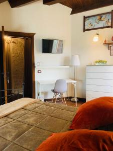 莫迪卡Il Casale di Luisa的卧室配有1张床、1张桌子和1把椅子
