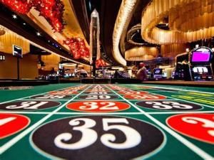波尔蒂芒普拉亚大道酒店的赌场里赌场地板上贴有数字