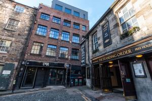 爱丁堡CoDE Co-Living – The LoFT - Edinburgh的街道上的一排建筑物