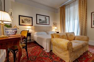 罗马广场大酒店的酒店客房,配有床和沙发