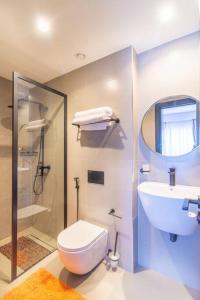内罗毕Cozy 2 Bedroom Apt at Escada (506)的浴室配有卫生间、盥洗盆和淋浴。