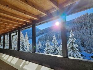 茵聂科里姆斯Kinder- und Familienhotel Nockalm的客房享有雪覆盖的树木的景致。