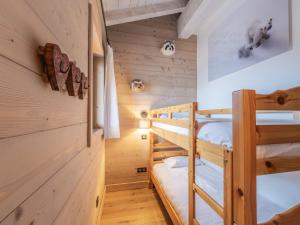 谷雪维尔Appartement La Tania, 3 pièces, 4 personnes - FR-1-568-23的小屋内带两张双层床的客房