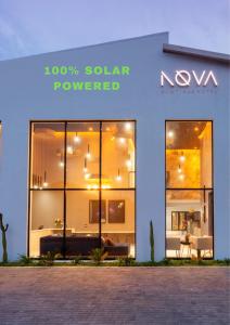伊丽莎白港Nova Boutique Hotel, spa and conference venue的一间新星商店,设有大型玻璃窗