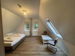 登堡Vakantiehuis Aldubo的阁楼间 - 带两张床和窗户