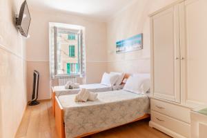 里奥马哲雷阿拉玛琳娜民宿的一间卧室设有两张床和窗户。