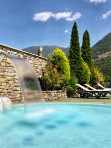 安道尔城安道​​尔宫酒店的庭院中一个带喷泉的游泳池