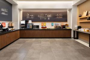 纳什维尔Hampton Inn by Hilton Nashville Airport Century Place的一间设有柜台的快餐店