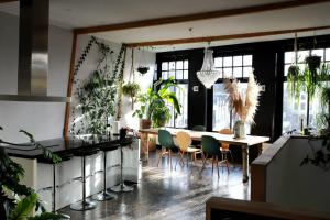 斯内克Stadslogement Valentijn的一间设有桌子和一些植物的用餐室