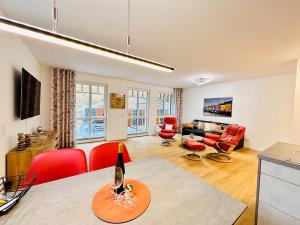 宾茨Meereslauschen / Villa Beatrice的客厅配有红色椅子和沙发