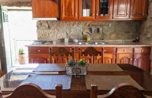 Casa Moinho da Mouta的厨房或小厨房