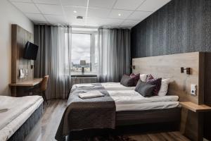 赫尔辛堡Dream - Luxury Hostel的酒店客房设有两张床和窗户。