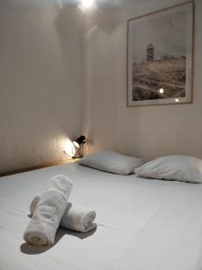 波城A Deux Pas des Halles - Hypercentre - Idéal Couple的一张白色的床,上面有两条毛巾