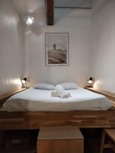 波城A Deux Pas des Halles - Hypercentre - Idéal Couple的一间卧室配有一张床,上面有两条毛巾