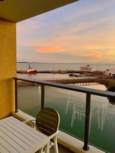 达尔文Serenity Peary - Executive 1brm at Darwin Waterfront with Sea Views的阳台设有长凳,享有码头的景致。
