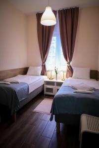 布达佩斯East Station Comfort Plus的一间卧室设有两张床和窗户。