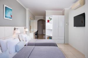 尼欧波洛伊奥运之星海滩公寓式酒店的一间卧室配有两张床和一台平面电视
