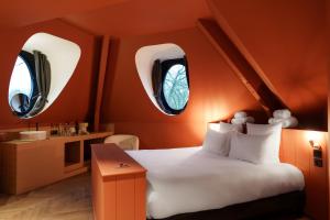 瓦斯凯勒La Maison des Bienheureux的一间卧室设有一张床和两个窗户。