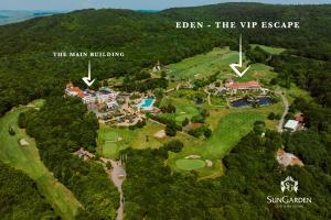克卢日-纳波卡阳光花园高尔夫及Spa度假酒店的高尔夫球场和贵宾逃生的空中景观