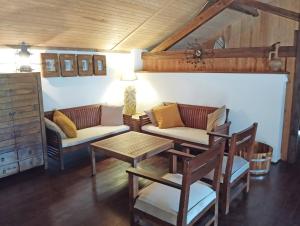 圣克鲁什达什弗洛里什Casa dos Botes的客厅配有沙发和桌子