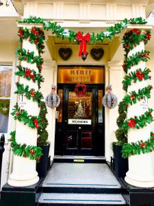 伦敦Jubilee Hotel Victoria的一座拥有圣诞装饰的建筑的前门
