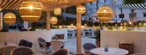 巴塞罗那Precioso y tranquilo apartamento zona alta Diagonal Barcelona的餐厅设有桌椅和吊灯。