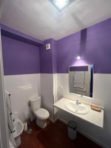比利亚夫利诺Orquídea Real的紫色和白色的浴室设有卫生间和水槽