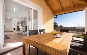 莫什尼卡德拉加Villa Terra的一间带木桌和大窗户的用餐室