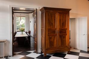 巴泽耶Private Oasis: Luxe 20-guest Estate, Jacuzzi, 8 Ha的客房设有木制橱柜和桌子。