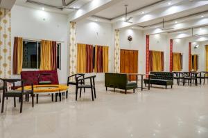 PhundardihHotel Welcome Sri Vip Road Raipur的大型客房配有桌椅