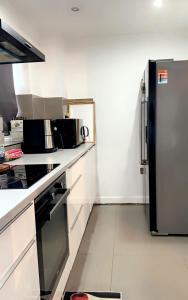 Sheriff HillStylish and Unique Bedroom In Gateshead - Close To Newcastle的厨房配有不锈钢冰箱和白色柜台。