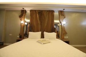 波格拉德茨Hotel 1 Maji的一间卧室配有一张大床和两个枕头