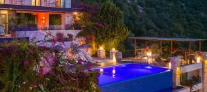 卡尔坎Villa Ilda - Deluxe Holiday Villa - KALKAN-ANTALYA的一座房子后院的游泳池