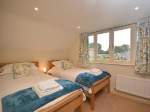 温福德2 Bed in Bristol 72582的一间卧室设有两张床和窗户。