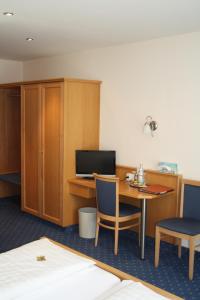 里登堡加斯托夫苏克朗酒店的客房设有带电脑和椅子的书桌。