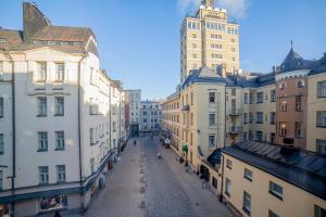 赫尔辛基赫尔辛基市中心奥梅那酒店的城市中一条空荡荡的街道,有高大的建筑