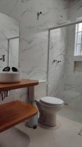 乌巴图巴excelente casa ótima localização的白色的浴室设有卫生间和淋浴。