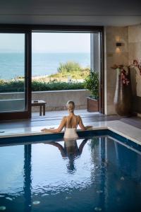 希欧福克麻辣花园设计酒店的坐在游泳池里的女人