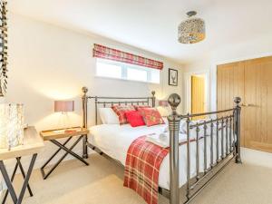 Bradford Abbas1 Bed in Sherborne 87916的一间卧室配有一张带红色枕头的床