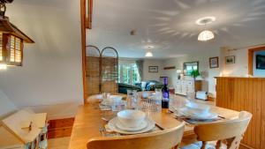 FelindreCrwcca Farm Cottage的一间带木桌和椅子的用餐室