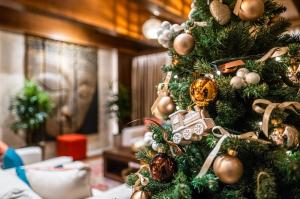 希欧福克麻辣花园设计酒店的圣诞树上装饰着饰物