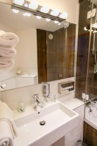 圣米歇尔山加百利酒店的白色的浴室设有水槽和镜子