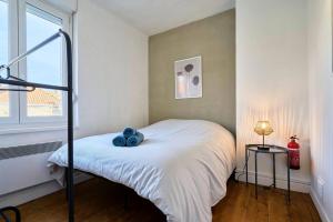 朗贝萨尔Petite Maison Charmante au Calme的一间卧室,床上有一只蓝色填充动物
