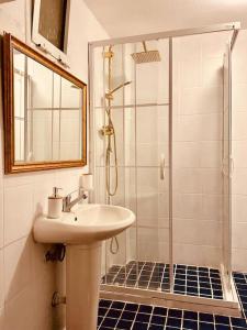 福卡Time Traveler's House - Eski Foça的带淋浴、盥洗盆和淋浴的浴室