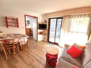 圣拉里苏朗Appartement Saint-Lary-Soulan, 2 pièces, 6 personnes - FR-1-457-144的客厅配有沙发和桌子