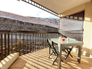 圣拉里苏朗Appartement Saint-Lary-Soulan, 2 pièces, 6 personnes - FR-1-457-144的海景阳台上的桌子