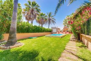 穆罗海滩Villa Casa de Lago by Villa Plus的一个带游泳池和棕榈树的庭院