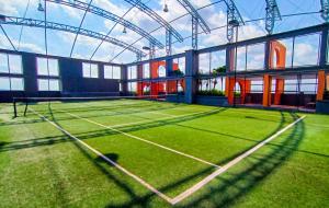 新山Loft Suite City View JB CIQ 7Pax的一座草丛中的网球场