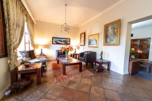 乌平通Sunriver Kalahari Lodge的客厅配有沙发和桌子