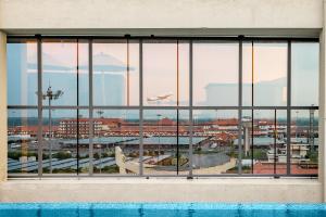 科钦PRESIDENCY AIRPORT HOTEL的从大楼的窗户可欣赏到城市美景